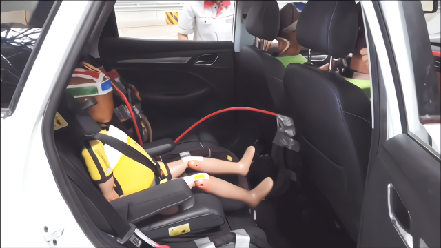 荣威RX3一体式儿童安全座椅公开螺旋翻滚测试