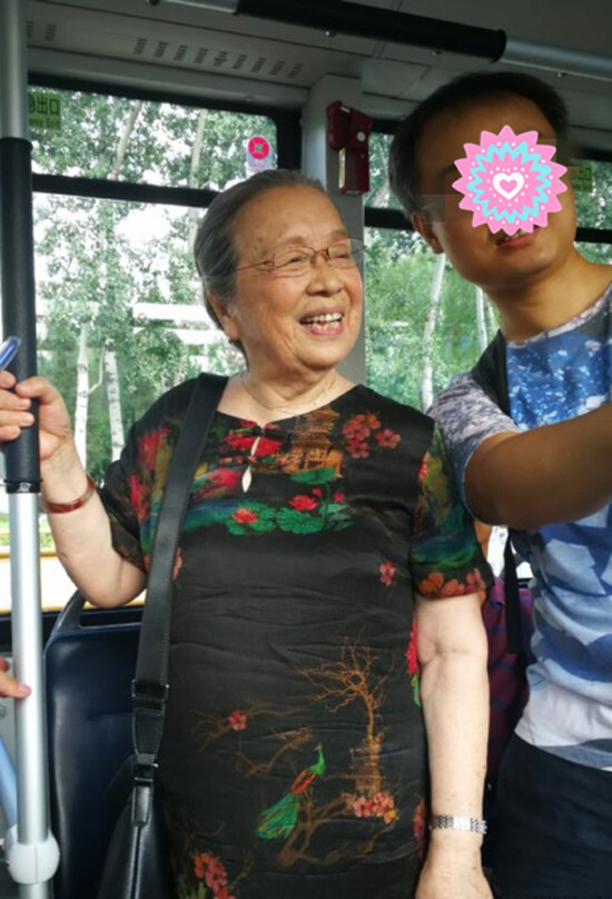 83岁“容嬷嬷”近照曝光，坐公交车出行，与粉丝合影聊天有说有笑