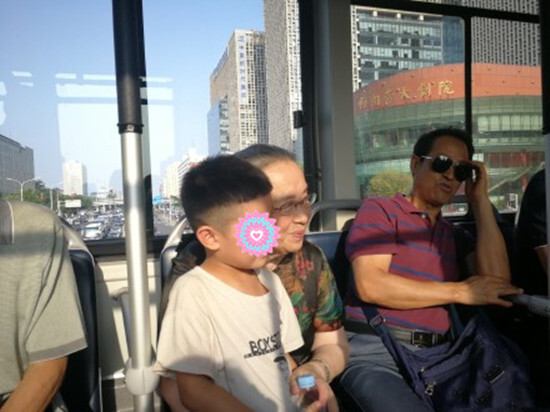 83岁“容嬷嬷”近照曝光，坐公交车出行，与粉丝合影聊天有说有笑