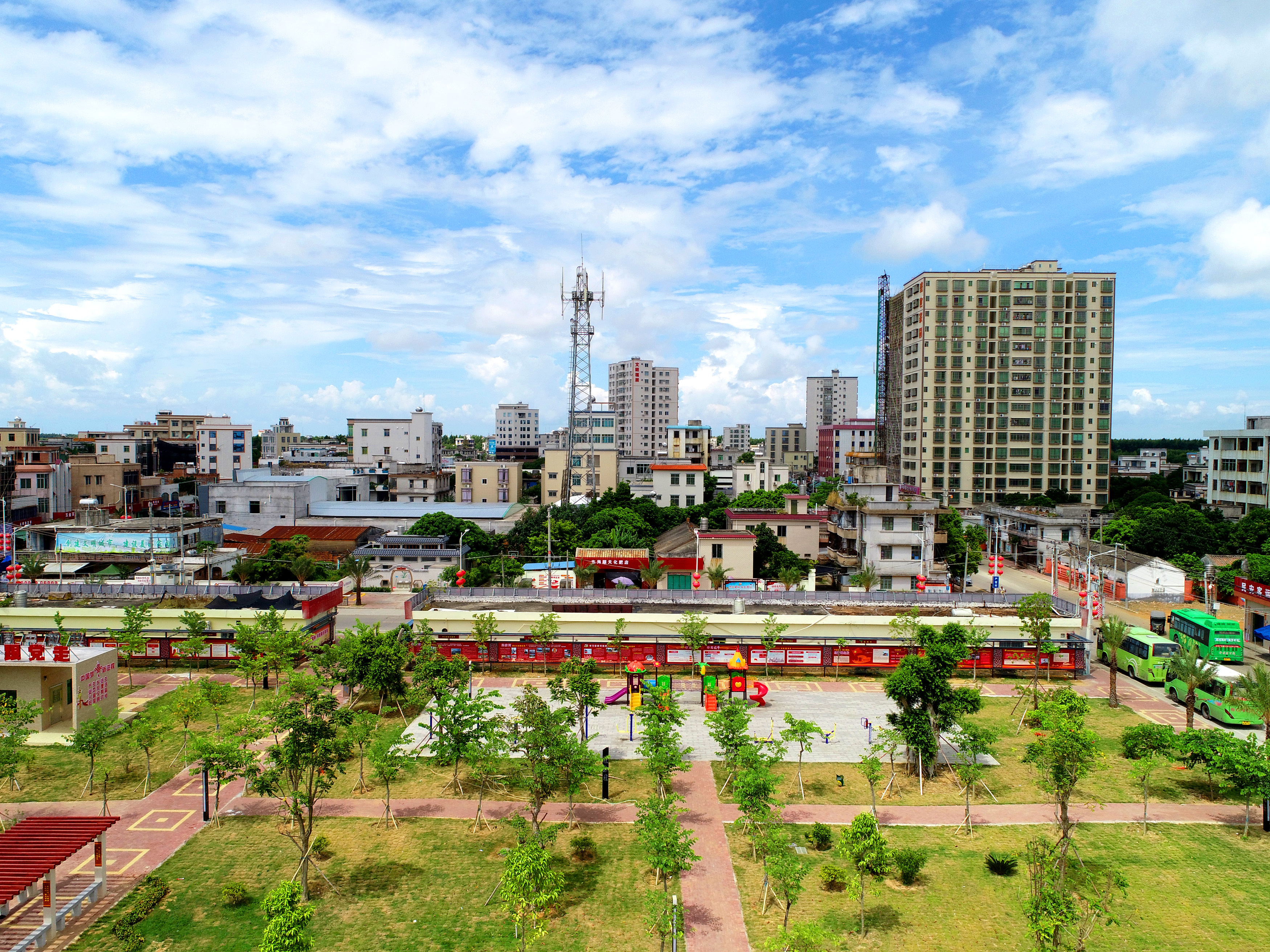 东海岛民安街道新建的文化广场