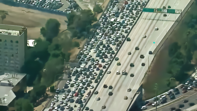 加州405高速封路，上演真实版警匪大片