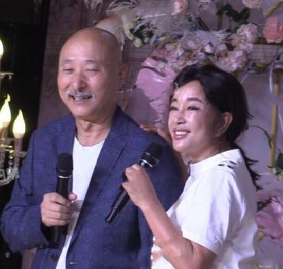 64岁刘晓庆近照曝光，路人镜头下的她原来长这样的！