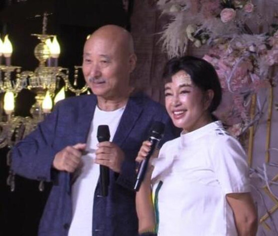 64岁刘晓庆近照曝光，路人镜头下的她原来长这样的！