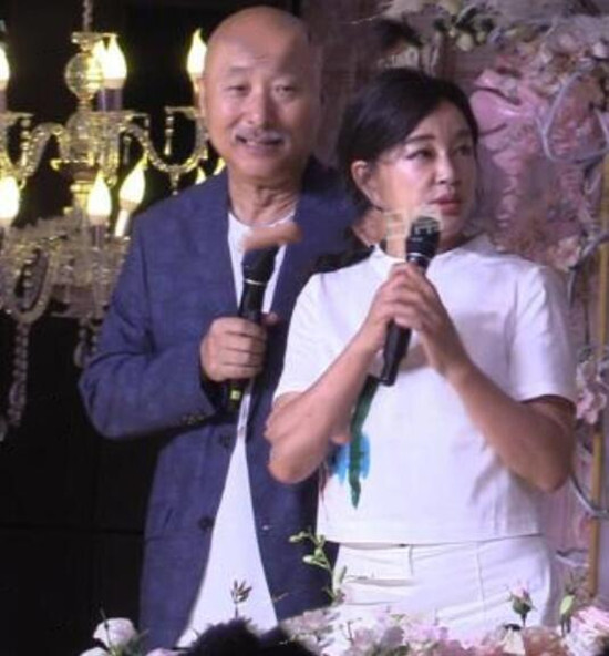 64岁刘晓庆近照曝光，路人镜头下的她原来长这样的！