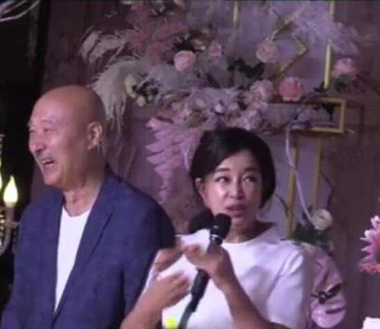 64岁刘晓庆近照曝光，路人镜头下的她原来长这样的！