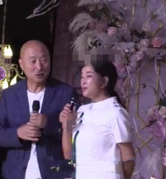 64岁刘晓庆近照曝光，路人镜头下的她原来长这样的！