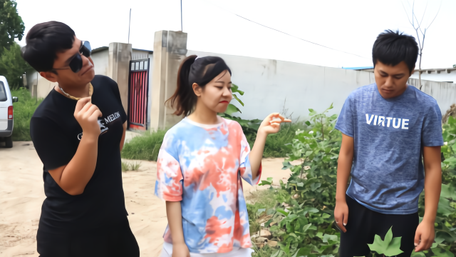拜金女​嫌弃家穷和老公离婚，傍大款惨遭抛弃，拜金女后悔莫及