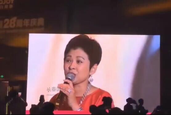 57岁董文华近照曝光，参加商演登台献唱，容颜未改风采依旧