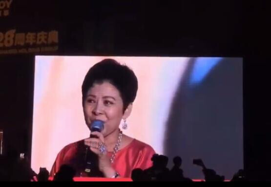 57岁董文华近照曝光，参加商演登台献唱，容颜未改风采依旧