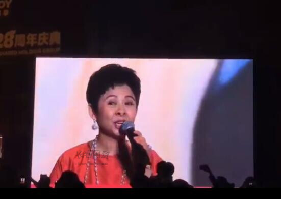 57岁董文华近照曝光，参加商演登台献唱，容颜未改风采依旧