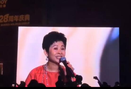 57岁董文华近照曝光，参加商演登台献唱，容颜未改风采依旧