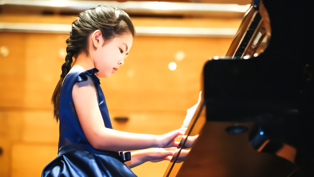 9岁的她，成为第一个在杭州大剧院举办个人钢琴演奏会的小钢琴家