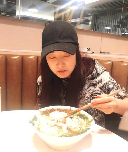 凤凰传奇玲花素颜照曝光，不化妆时原来她长这样！