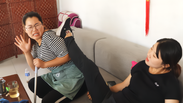 董事长弟弟要结婚，姐姐假扮保姆试探，不料女友暴露出了真面目