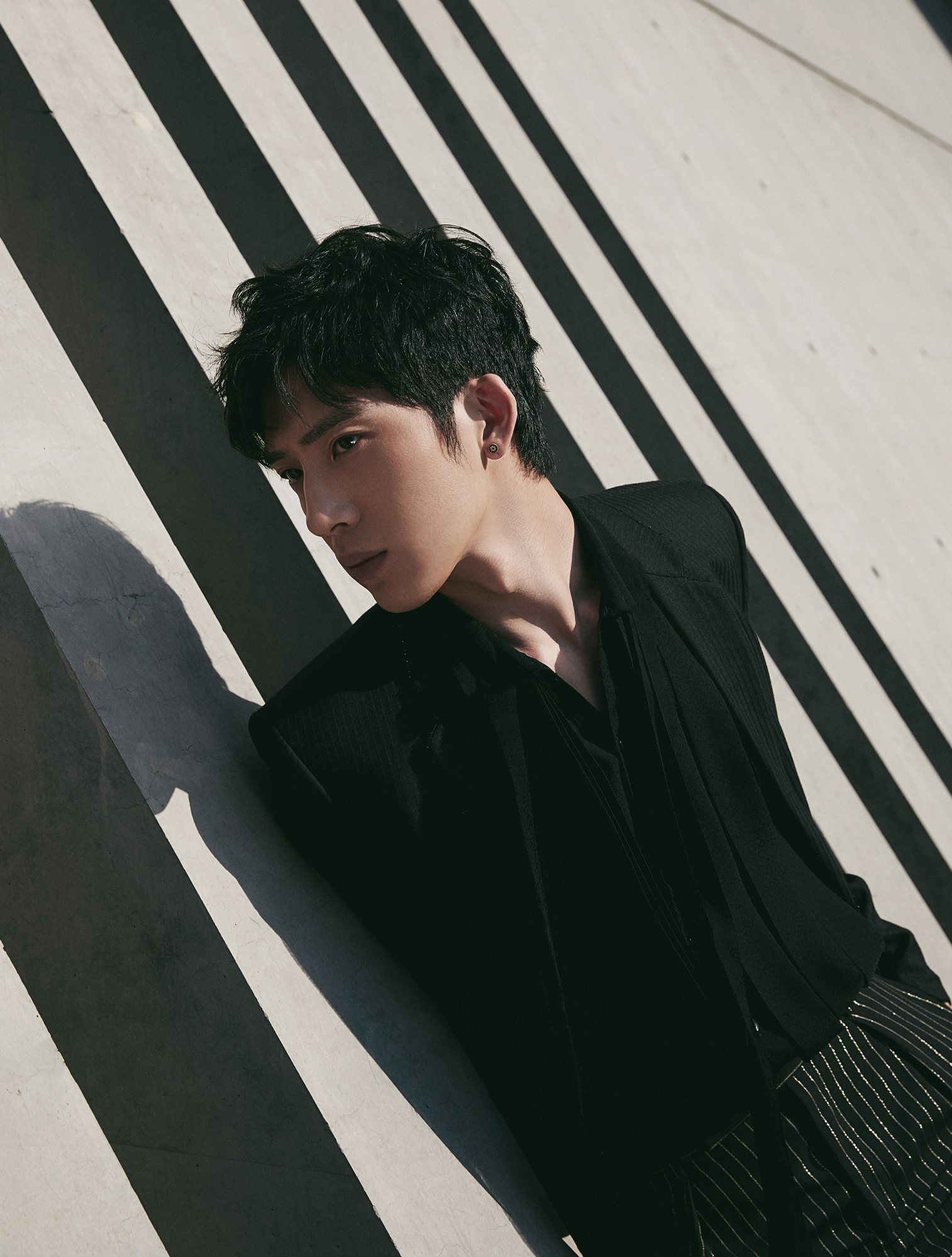 「Owhat」井柏然出席杂志开幕 黑色水晶刺绣西装演绎别样型格