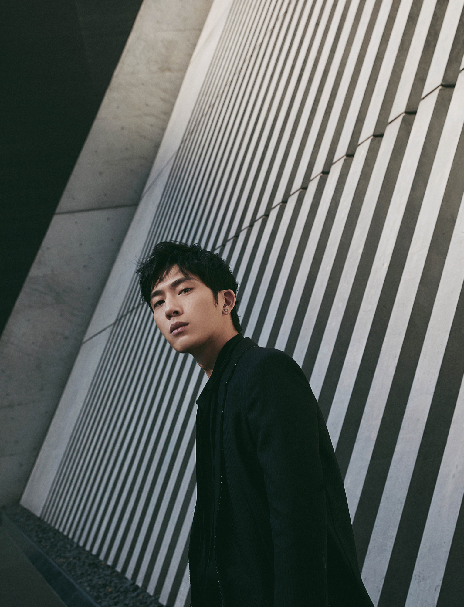 「Owhat」井柏然出席杂志开幕 黑色水晶刺绣西装演绎别样型格