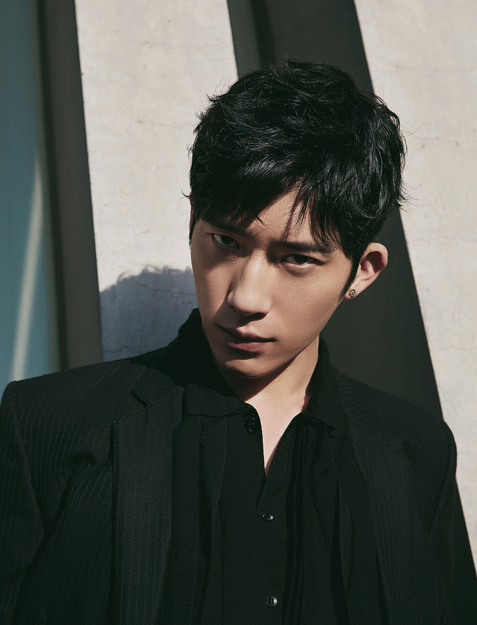 「Owhat」井柏然出席杂志开幕 黑色水晶刺绣西装演绎别样型格