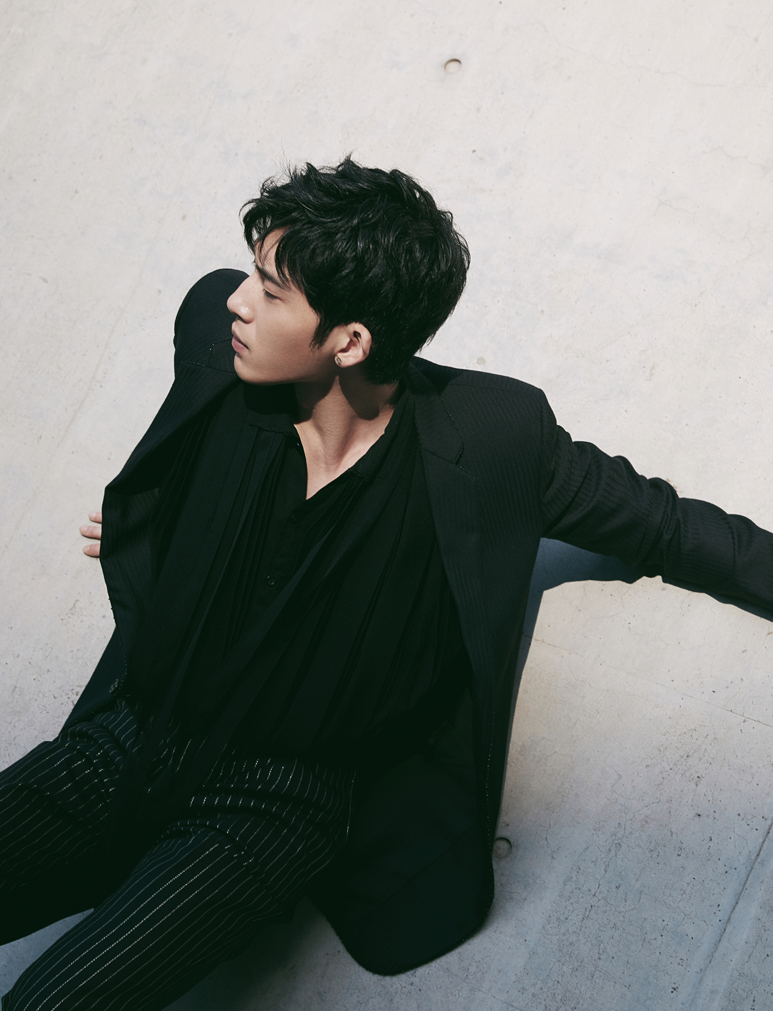 「Owhat」井柏然出席杂志开幕 黑色水晶刺绣西装演绎别样型格