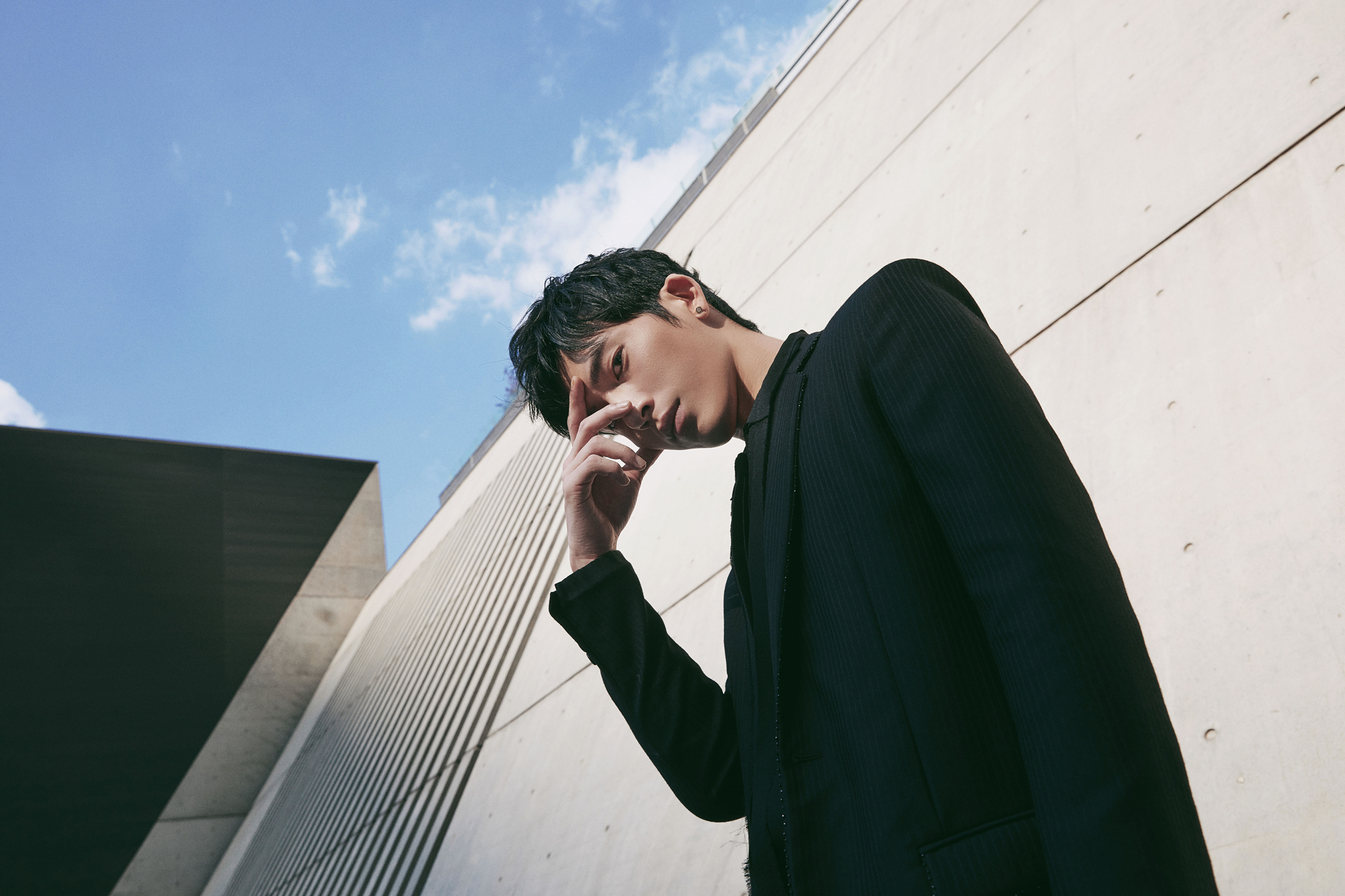 「Owhat」井柏然出席杂志开幕 黑色水晶刺绣西装演绎别样型格