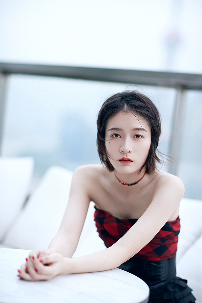 【张雪迎工作室】张雪迎超A亮相活动 红唇泪痣妆塑造凌冽气场