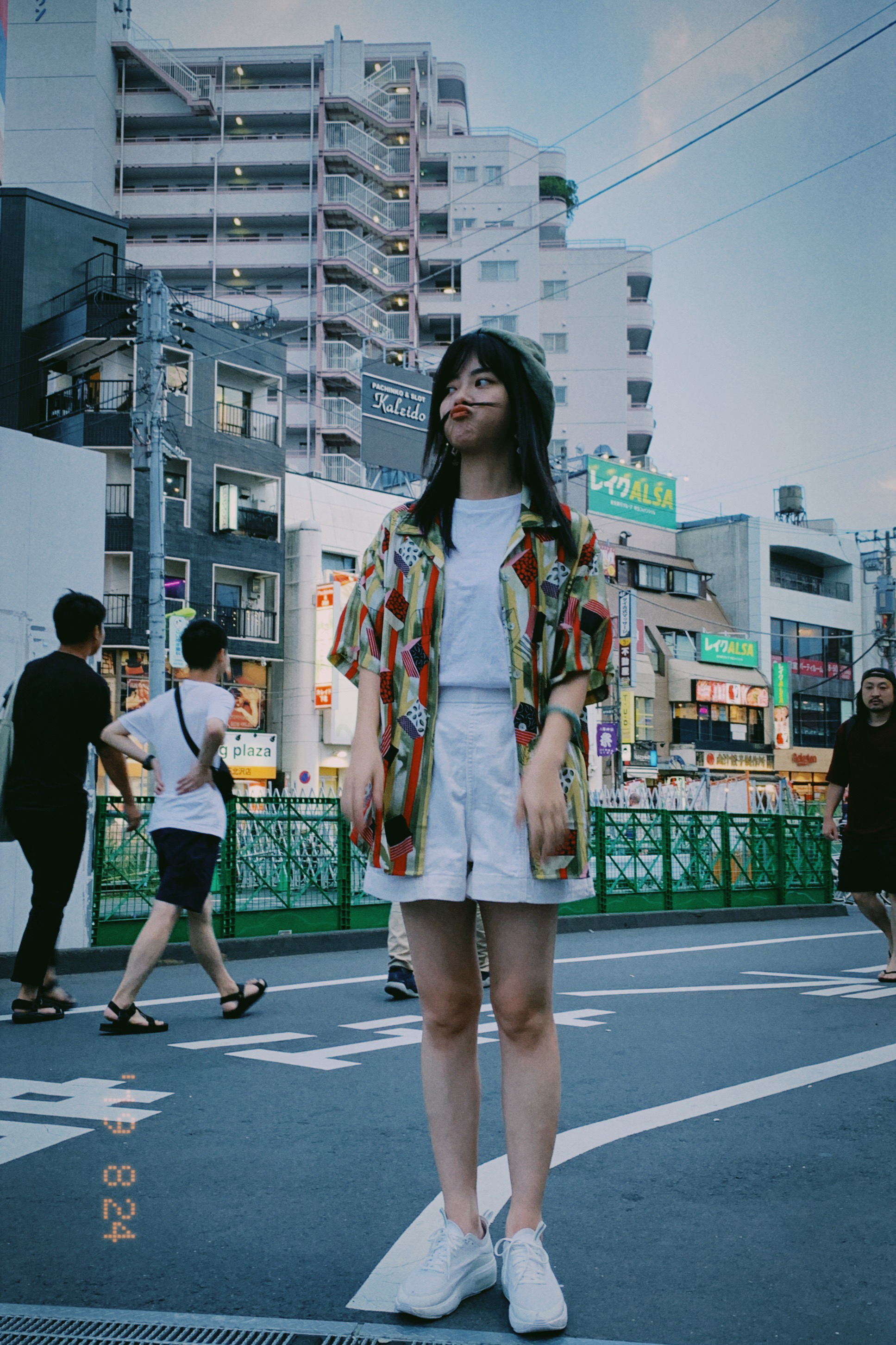 [谭松韵资讯站]谭松韵晒日系街拍 打卡游客照变画报