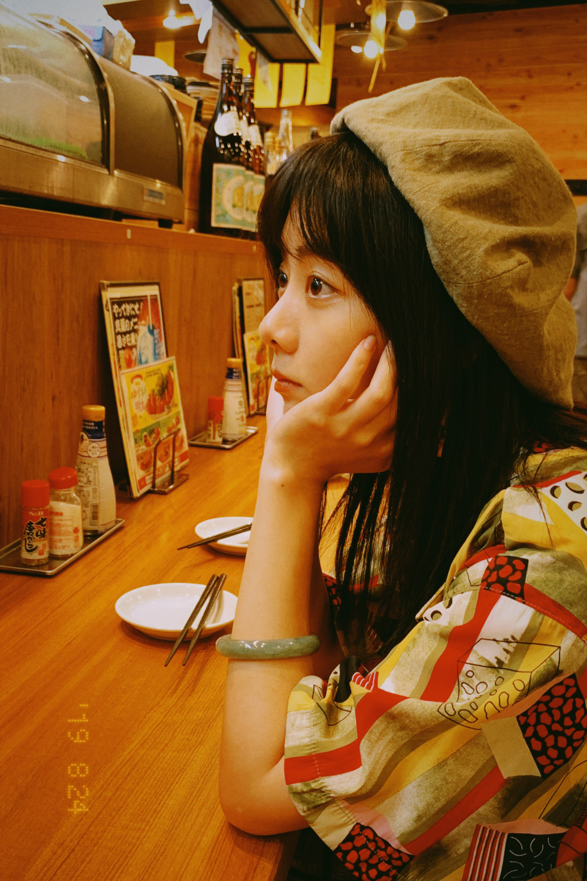 [谭松韵资讯站]谭松韵晒日系街拍 打卡游客照变画报