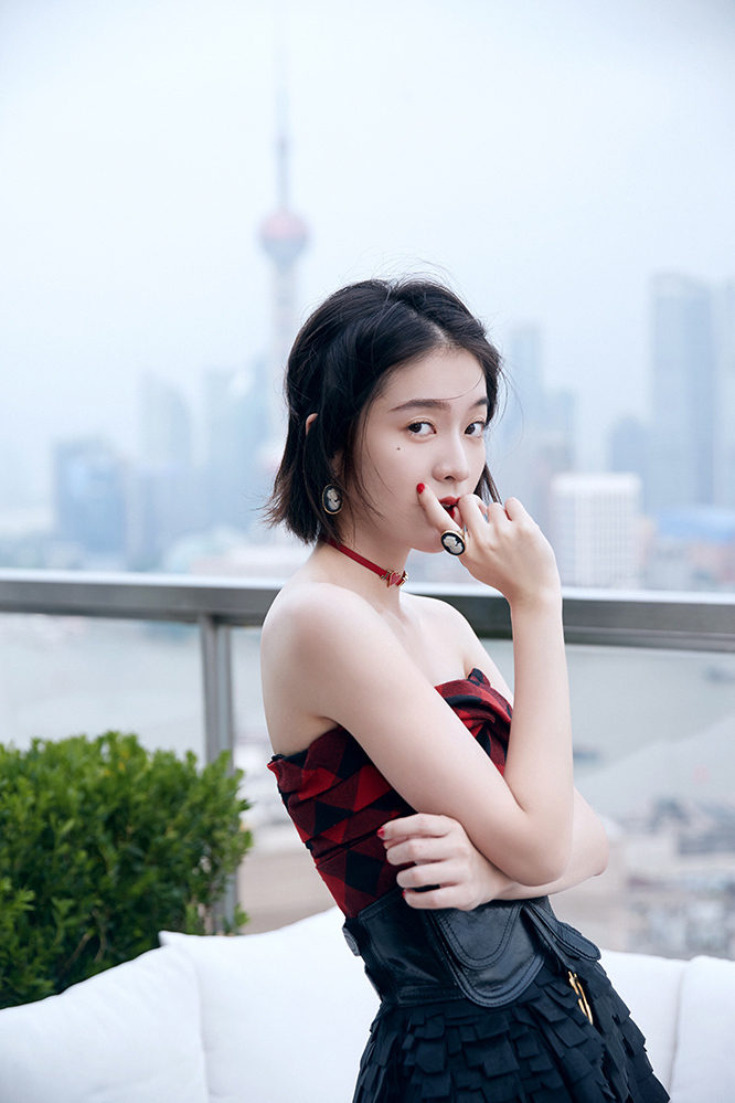 【张雪迎工作室】张雪迎超A亮相活动 红唇泪痣妆塑造凌冽气场