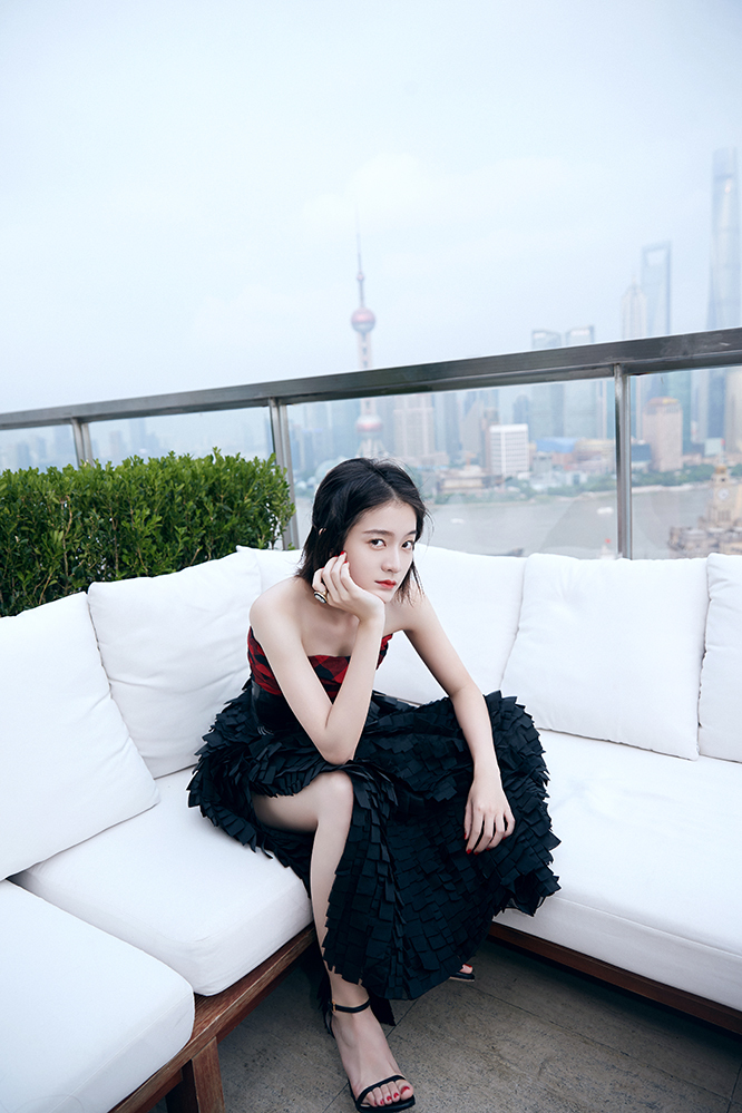 【张雪迎工作室】张雪迎超A亮相活动 红唇泪痣妆塑造凌冽气场