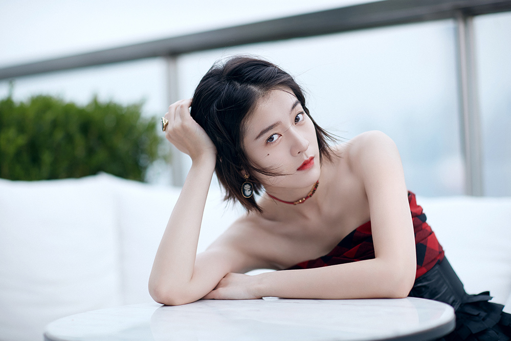 【张雪迎工作室】张雪迎超A亮相活动 红唇泪痣妆塑造凌冽气场