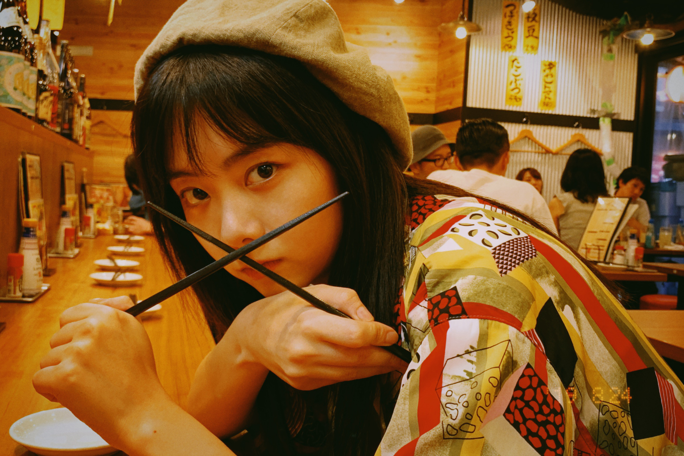 [谭松韵资讯站]谭松韵晒日系街拍 打卡游客照变画报