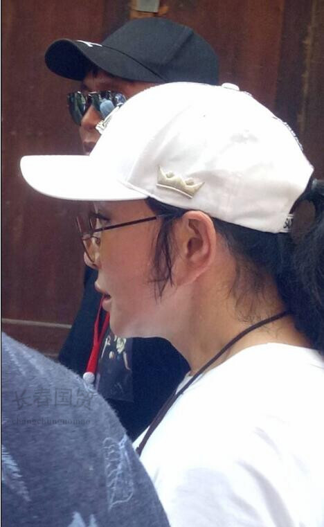 64岁刘晓庆侧颜照曝光，这才是她生活中的真实颜值