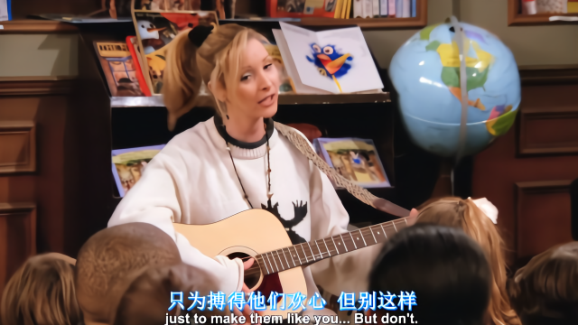 菲比给小朋友表演弹吉他，友人表情尴尬