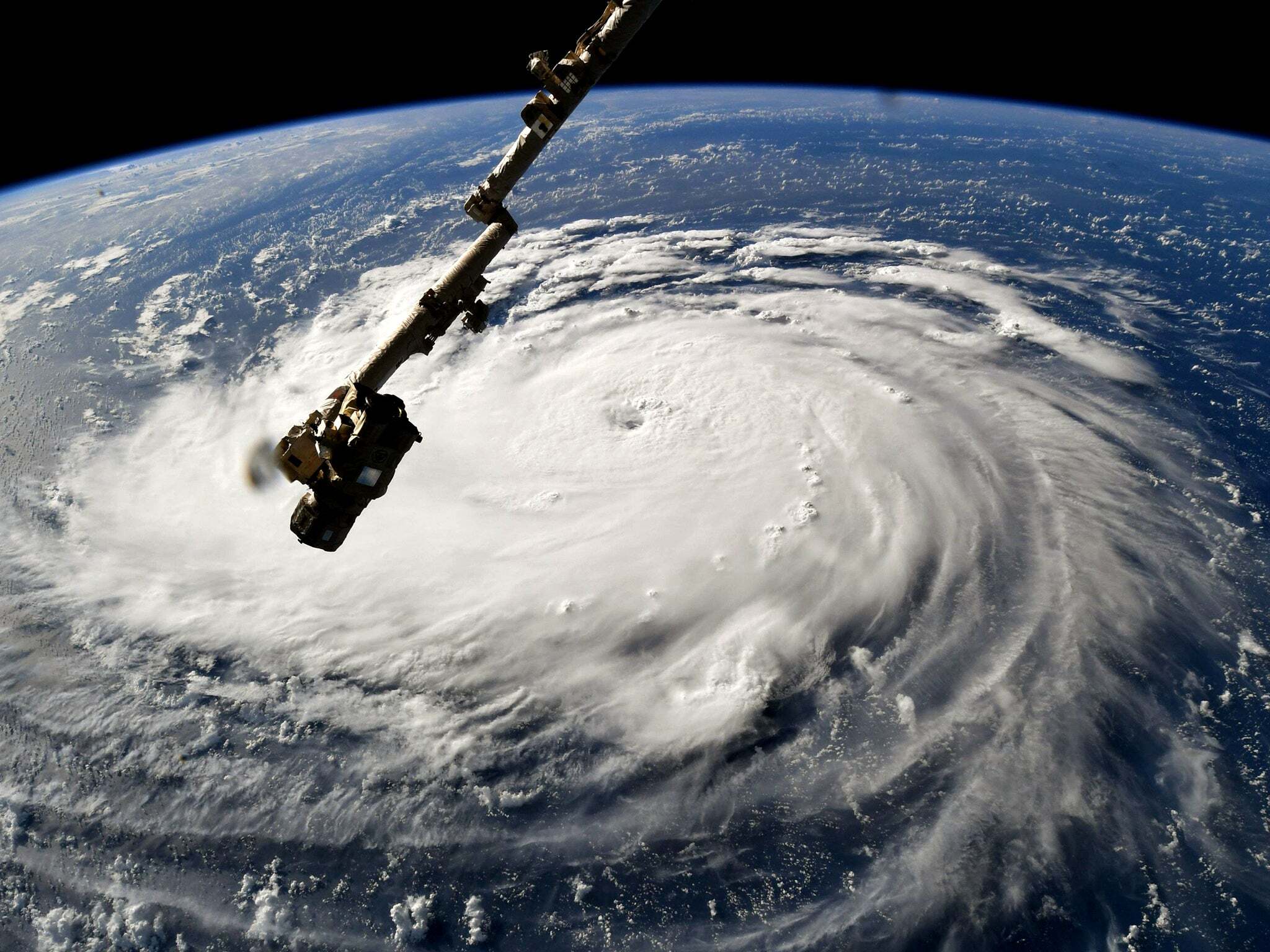 壮观！国际空间站宇航员实拍飓风弗洛伦斯：风眼内一清二楚|飓风|弗洛伦斯|风眼_新浪新闻