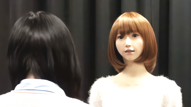中国美女机器人VS日本美女机器人,你更喜欢哪