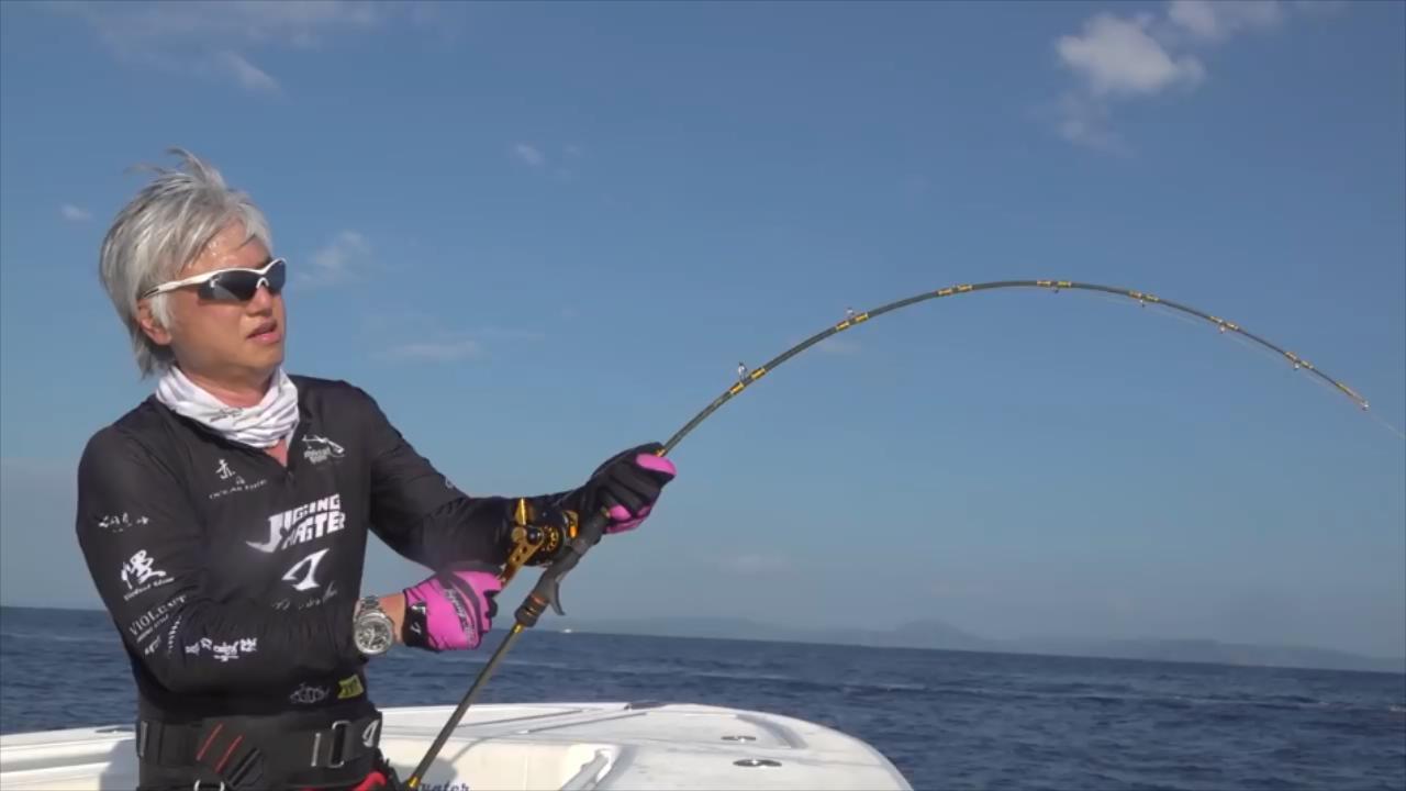 钓鱼人中大金枪，鱼竿唰唰唰疯狂出线，这趟海钓值了！