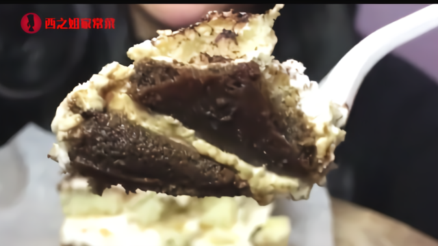 韩国阿姨，吃巧克力蛋糕，这大口大口吃真过瘾