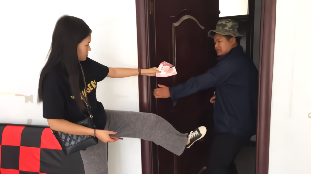 董事长装穷回家富妹妹不理，穷嫂子拿出全部积蓄，结局感动