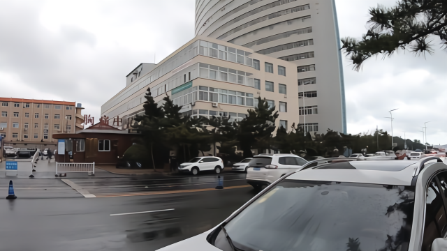 烟台旅游必去的是烟台山，烟台山下不仅有烟台山医院，还有海岸酒