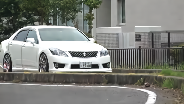 2019款丰田皇冠VIP级改装 黑色金属涂装太酷