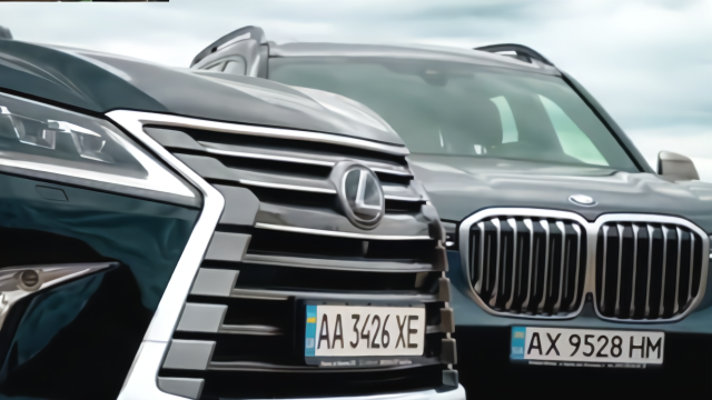 宝马X7 M50d VS雷克萨斯LX 450 d