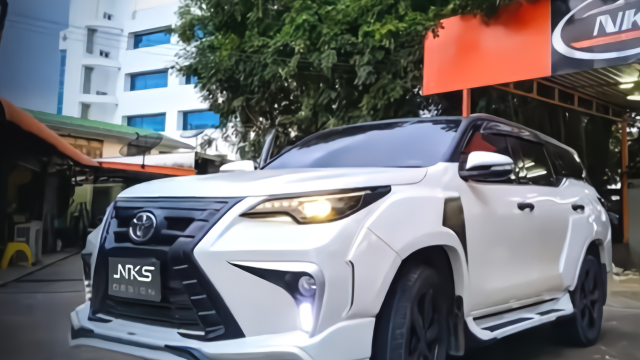 丰田Founder小霸道宽体车身版现身实拍