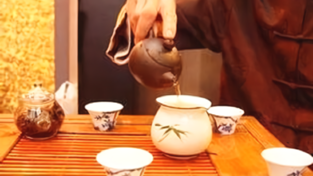 泡茶最基本礼仪，凤凰三点头表欢迎，顺时针是赶客，你学会了吗？