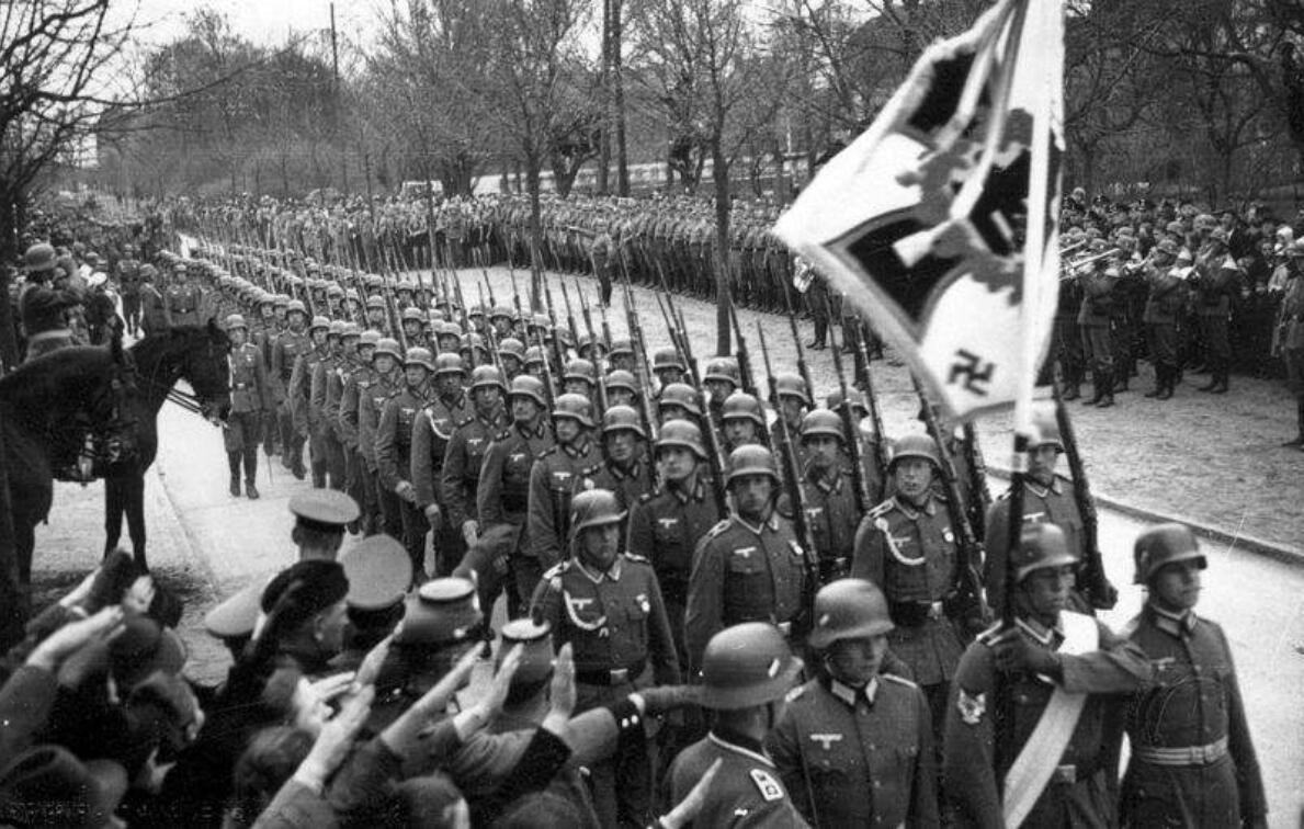 二战前德国陆军举行阅兵分列式,在1935年废除《凡尔赛和约》后,德国