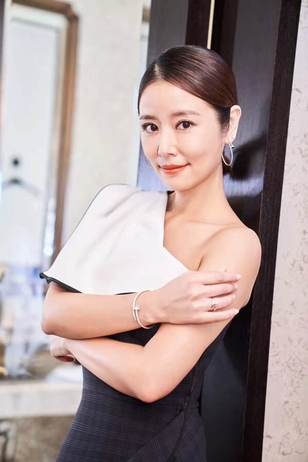 [初心喜乐传媒]林心如斜肩礼服展现窈窕曲线 轻抚锁骨秀美腿