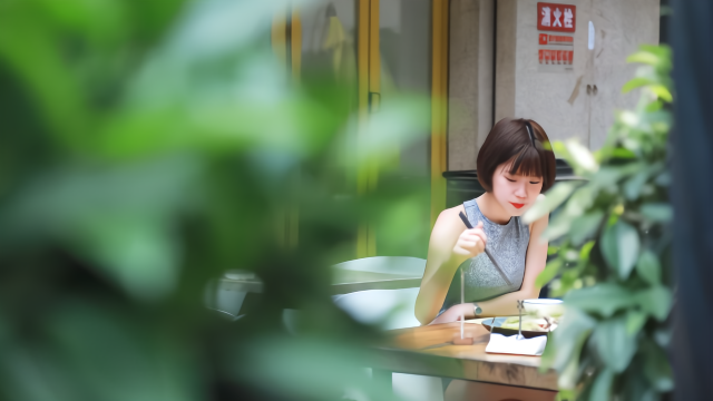 开“女王座驾”蔚来ES8主播，居然被一家“有味道”的新疆菜征