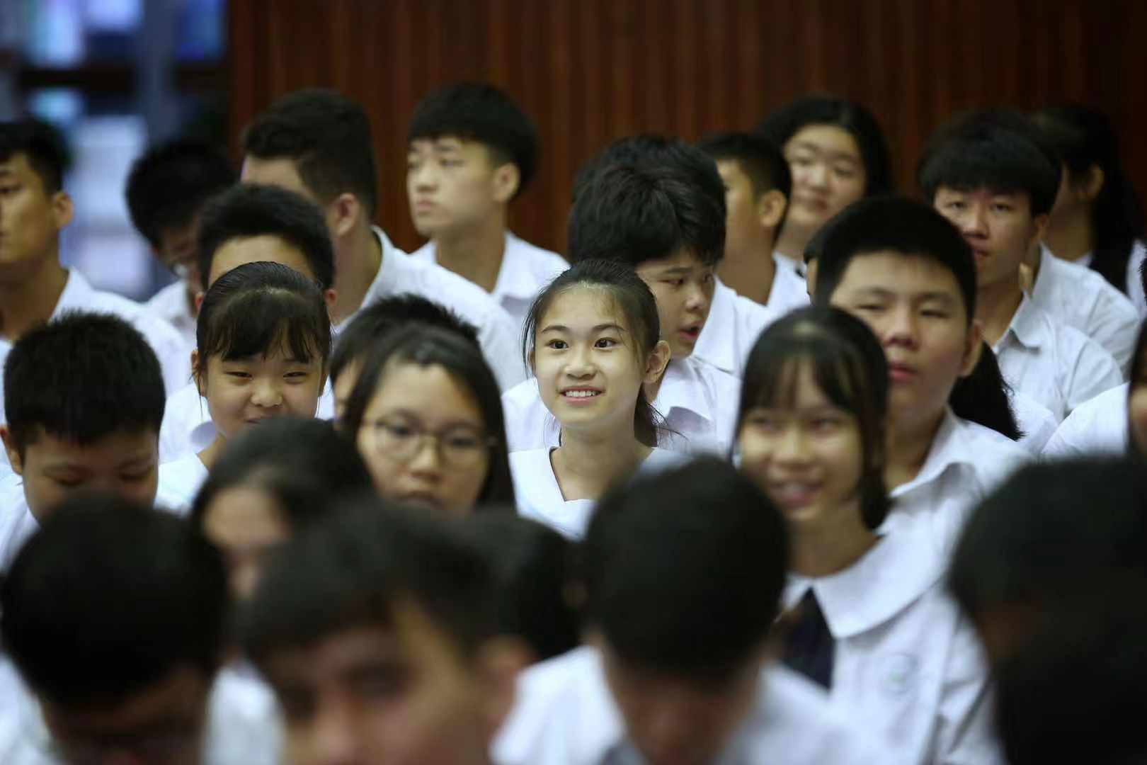 香港黄楚标中学如常开学升旗 秩序井然未受影响