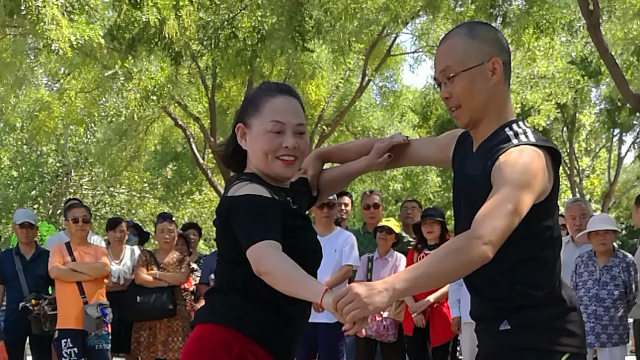 黑池王子老师和叶子老师在陶然亭河畔表演吉特巴，动作干净利落