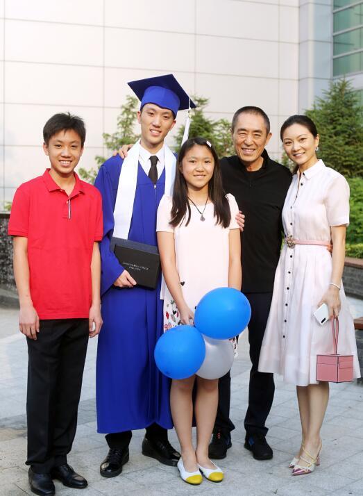 张艺谋娇妻青涩旧照曝光，曾是舞蹈演员，二人相识20年恩爱如初