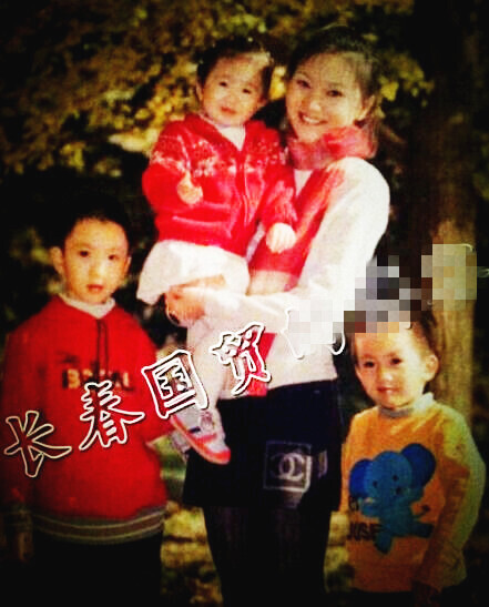 张艺谋娇妻青涩旧照曝光，曾是舞蹈演员，二人相识20年恩爱如初