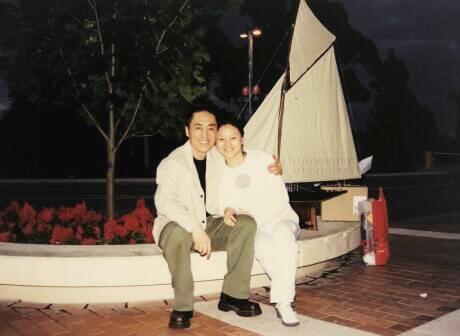 张艺谋娇妻青涩旧照曝光，曾是舞蹈演员，二人相识20年恩爱如初